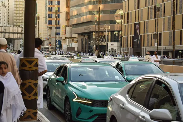 Makkah, Suudi Arabistan - 8 Mart 2025: Suudi Arabistan 'da yeşil ve beyaz sedan model arabalarla taksi