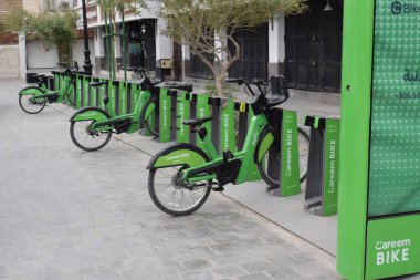 Madinah, Suudi Arabistan - 5 Mart 2025: Careem Motor tarafından Suudi Arabistan 'ın Medine kentinde kiralık elektrik çevre dostu bisikletlerin park edilmesi