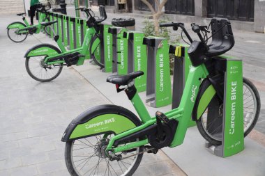Madinah, Suudi Arabistan - 5 Mart 2025: Careem Motor tarafından Suudi Arabistan 'ın Medine kentinde kiralık elektrik çevre dostu bisikletlerin park edilmesi