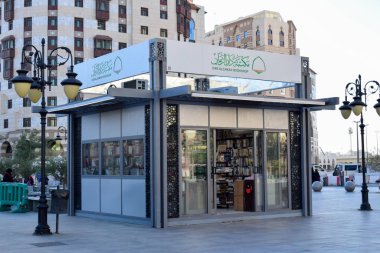 Madinah, Suudi Arabistan - 2 Mart 2025: Dar Al Zaman Kitapevi, Suudi Arabistan 'ın Medine kentinde yer alan bir kitapçı. Bu mağaza çeşitli İslam kitapları ve Arap edebiyatı ile tanınır.