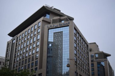 Madinah, Suudi Arabistan - 2 Mart 2025: El Manakha Rotana Oteli, Suudi Arabistan 'ın Madinah şehrinde bulunan 5 yıldızlı lüks otellerden biridir.