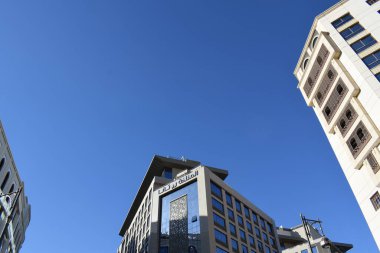 Madinah, Suudi Arabistan - 2 Mart 2025: El Manakha Rotana Oteli, Suudi Arabistan 'ın Madinah şehrinde bulunan 5 yıldızlı lüks otellerden biridir.