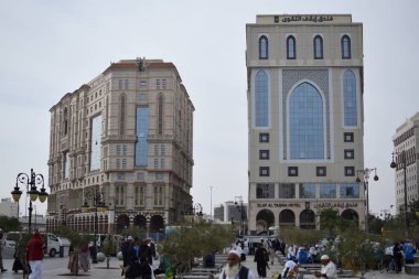 Madinah, Suudi Arabistan - 2 Mart 2025: Suudi Arabistan 'ın başkenti Medine' de bulunan bir dizi otel, özellikle Umrah ve Hac yolcularının konforu için tasarlandı..