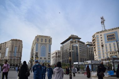 Madinah, Suudi Arabistan - 2 Mart 2025: Suudi Arabistan 'ın başkenti Medine' de bulunan bir dizi otel, özellikle Umrah ve Hac yolcularının konforu için tasarlandı..