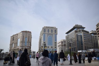 Madinah, Suudi Arabistan - 2 Mart 2025: Suudi Arabistan 'ın başkenti Medine' de bulunan bir dizi otel, özellikle Umrah ve Hac yolcularının konforu için tasarlandı..