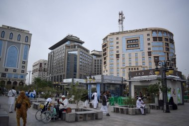 Madinah, Suudi Arabistan - 2 Mart 2025: Suudi Arabistan 'ın başkenti Medine' de bulunan bir dizi otel, özellikle Umrah ve Hac yolcularının konforu için tasarlandı..