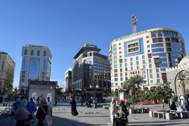 Madinah, Suudi Arabistan - 2 Mart 2025: Suudi Arabistan 'ın başkenti Medine' de bulunan bir dizi otel, özellikle Umrah ve Hac yolcularının konforu için tasarlandı..
