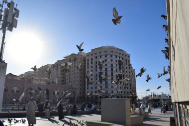 Madinah, Suudi Arabistan - 2 Mart 2025: Suudi Arabistan 'ın başkenti Medine' de bulunan bir dizi otel, özellikle Umrah ve Hac yolcularının konforu için tasarlandı..