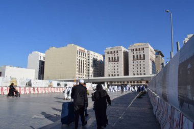 Madinah, Suudi Arabistan - 2 Mart 2025: Suudi Arabistan 'ın başkenti Medine' de bulunan bir dizi otel, özellikle Umrah ve Hac yolcularının konforu için tasarlandı..