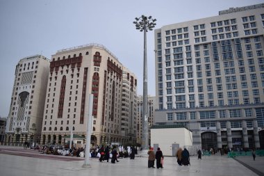 Madinah, Suudi Arabistan - 2 Mart 2025: Suudi Arabistan 'ın başkenti Medine' de bulunan bir dizi otel, özellikle Umrah ve Hac yolcularının konforu için tasarlandı..