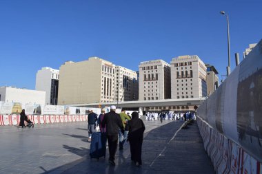 Madinah, Suudi Arabistan - 2 Mart 2025: Suudi Arabistan 'ın başkenti Medine' de bulunan bir dizi otel, özellikle Umrah ve Hac yolcularının konforu için tasarlandı..