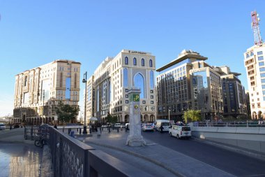 Madinah, Suudi Arabistan - 2 Mart 2025: Suudi Arabistan 'ın başkenti Medine' de bulunan bir dizi otel, özellikle Umrah ve Hac yolcularının konforu için tasarlandı..
