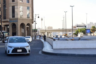 Madinah, Suudi Arabistan - 2 Mart 2025: Peygamber 'in Camii yakınlarındaki otoyolda çevre