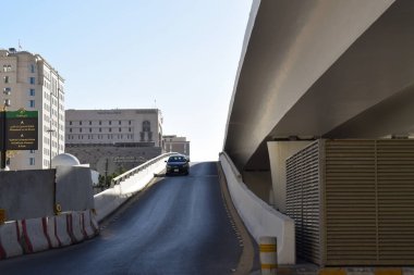 Madinah, Suudi Arabistan - 2 Mart 2025: Açık mavi gökyüzü altında beton yapıya sahip modern kentsel üstgeçit. Şehir altyapısı ve ulaşım kavramı.