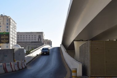 Madinah, Suudi Arabistan - 2 Mart 2025: Açık mavi gökyüzü altında beton yapıya sahip modern kentsel üstgeçit. Şehir altyapısı ve ulaşım kavramı.