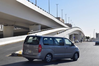 Madinah, Suudi Arabistan - 2 Mart 2025: Açık mavi gökyüzü altında beton yapıya sahip modern kentsel üstgeçit. Kavisli rampalar. Şehir altyapısı ve ulaşım kavramı.