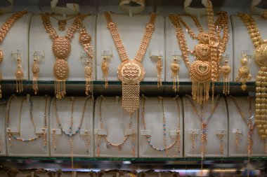 Bir kuyumcuda sergilenen altın kolye.