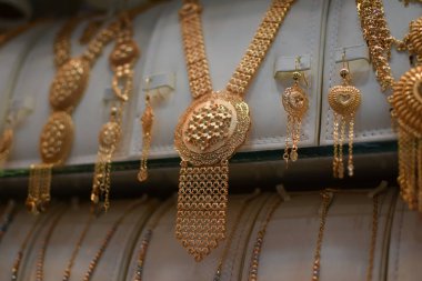 Bir kuyumcuda sergilenen altın kolye.