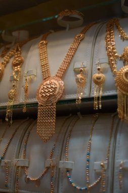 Bir kuyumcuda sergilenen altın kolye.