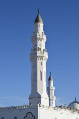 Quba Cami Kulesi 'ni kapatın. Quba Camii, Suudi Arabistan 'ın Medine el Munawwarah kentinde İslam tarihinde inşa edilen ilk camidir.