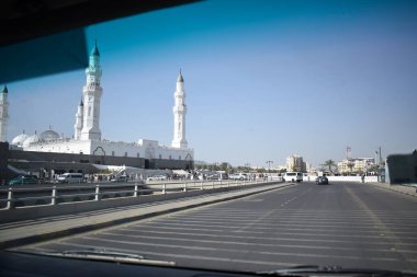 Al-Madinah al-Munawwarah, Suudi Arabistan - 2 Mart 2025: Quba Camii İslam tarihinde inşa edilen ilk camidir. Arabanın perspektifi