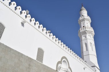 Quba Cami Kulesi 'ni kapatın. Quba Camii, Suudi Arabistan 'ın Medine el Munawwarah kentinde İslam tarihinde inşa edilen ilk camidir.