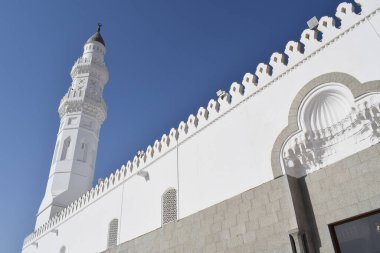 Quba Cami Kulesi 'ni kapatın. Quba Camii, Suudi Arabistan 'ın Medine el Munawwarah kentinde İslam tarihinde inşa edilen ilk camidir.