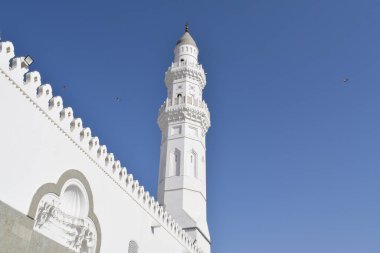 Quba Cami Kulesi 'ni kapatın. Quba Camii, Suudi Arabistan 'ın Medine el Munawwarah kentinde İslam tarihinde inşa edilen ilk camidir.