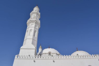 Quba Cami Kulesi 'ni kapatın. Quba Camii, Suudi Arabistan 'ın Medine el Munawwarah kentinde İslam tarihinde inşa edilen ilk camidir.