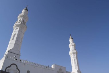 Quba Cami Kulesi 'ni kapatın. Quba Camii, Suudi Arabistan 'ın Medine el Munawwarah kentinde İslam tarihinde inşa edilen ilk camidir.
