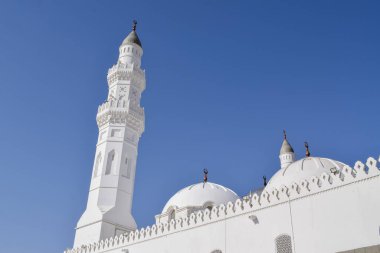Quba Cami Kulesi 'ni kapatın. Quba Camii, Suudi Arabistan 'ın Medine el Munawwarah kentinde İslam tarihinde inşa edilen ilk camidir.