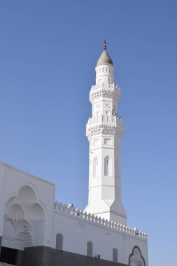 Quba Cami Kulesi 'ni kapatın. Quba Camii, Suudi Arabistan 'ın Medine el Munawwarah kentinde İslam tarihinde inşa edilen ilk camidir.