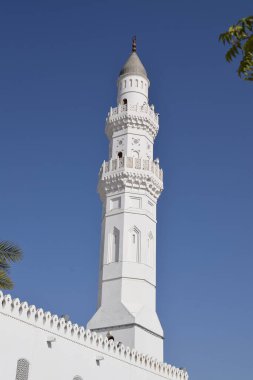 Quba Cami Kulesi 'ni kapatın. Quba Camii, Suudi Arabistan 'ın Medine el Munawwarah kentinde İslam tarihinde inşa edilen ilk camidir.