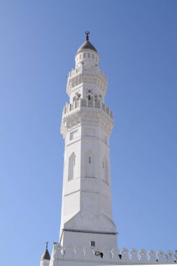 Quba Cami Kulesi 'ni kapatın. Quba Camii, Suudi Arabistan 'ın Medine el Munawwarah kentinde İslam tarihinde inşa edilen ilk camidir.