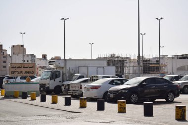 Madinah, Suudi Arabistan - 3 Mart 2025: Arabalar yol kenarına park edildi. Araç park kavramı.