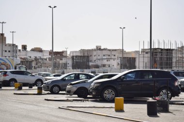 Madinah, Suudi Arabistan - 3 Mart 2025: Arabalar yol kenarına park edildi. Araç park kavramı.