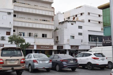 Madinah, Suudi Arabistan - 5 Mart 2025: Arabalar yol kenarına park edildi. Araç park kavramı.