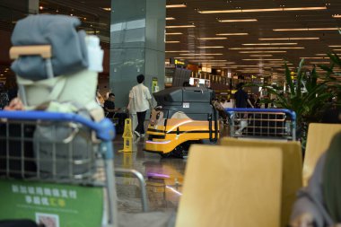 Singapur - 25 Şubat 2025: Otomatik Zemin Temizleme Robotu Changi Havalimanı, Singapur