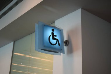 Tekerlekli sandalye kullanıcıları için umumi tuvalet işareti