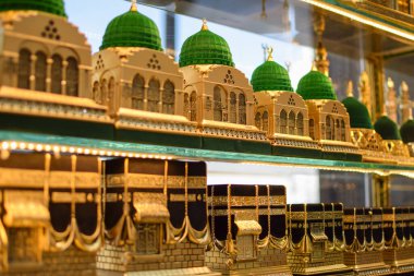 Madinah, Suudi Arabistan - 3 Mart 2025: Peygamberin Camii ve Kabe 'nin altın minyatür bir hatırası, Hac ve Umrah yolcularına bir hediye olarak bir mağazada sergilenmektedir..