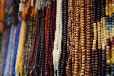Tasbih. Renkli dua boncukları bir mağazada sergilenir