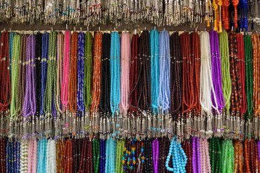 Tasbih. Renkli dua boncukları bir mağazada sergilenir