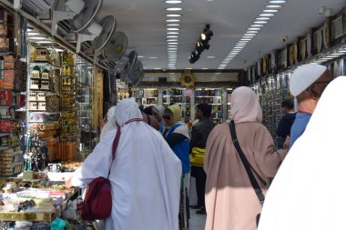 Madinah, Suudi Arabistan - 28 Şubat 2025: Hac ve Umrah yolcuları için Madinah 'ta hediyelik eşya almak için alışveriş alanları