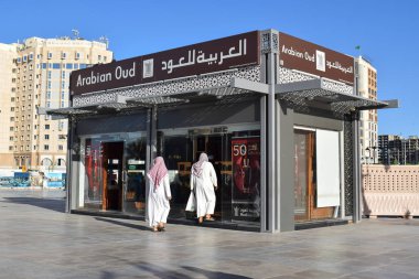 Madinah, Suudi Arabistan - 2 Mart 2025: Peygamber 'in Camii yakınlarındaki Arap Oud parfüm dükkanı. Tütsü parfümleri, doğu parfümleri ve yağlar konusunda uzmanlaşmış bir parfüm üreticisi.