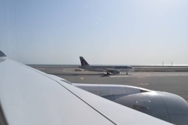 Doha, Katar - 08 Nisan 2025: Katar Havayolları Hamad Uluslararası Havaalanı 'nda pistte.