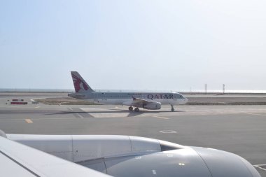 Doha, Katar - 08 Nisan 2025: Katar Havayolları Hamad Uluslararası Havaalanı 'nda pistte.