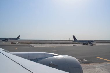 Doha, Katar - 08 Nisan 2025: Katar Havayolları Hamad Uluslararası Havaalanı 'nda pistte.