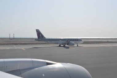 Doha, Katar - 08 Nisan 2025: Katar Havayolları Hamad Uluslararası Havaalanı 'nda pistte.