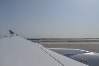 Doha, Katar - 08 Nisan 2025: Katar Havayolları Hamad Uluslararası Havaalanı 'nda pistte.