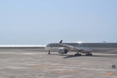 Doha, Katar - 08 Nisan 2025: Katar Havayolları Hamad Uluslararası Havaalanı 'nda pistte.